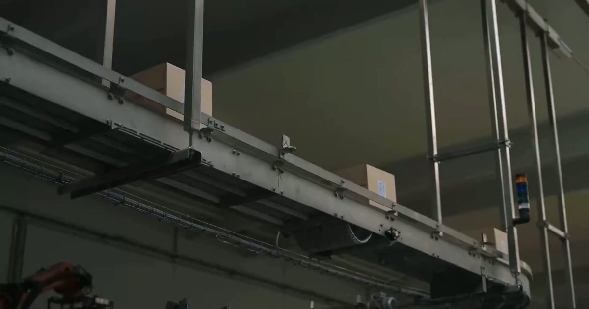 Loftsmonteret transportør i en produktionshal