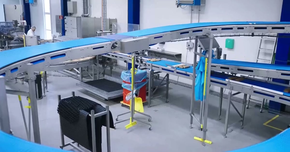 Transportbånd i en fødevareproduktion