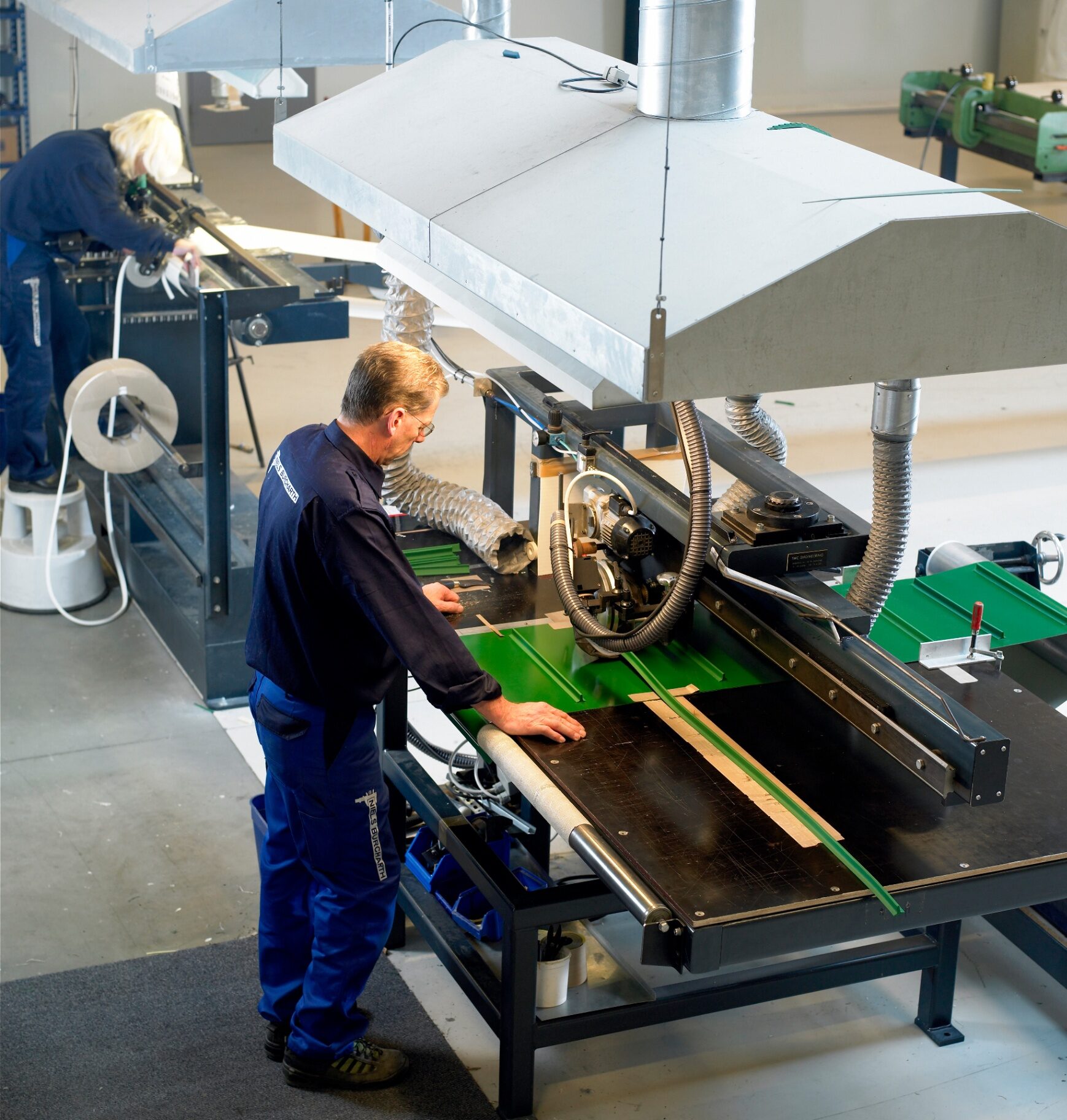Operatør ved en maskine i produktion